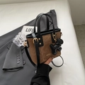Bolso cubo retro de ante marrón con asas negras y colgante de perro para mujer - Café con Colgante