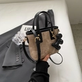 Mini bolso de mano marrón con borde negro, letras doradas y accesorio de astronauta - Caqui Con Colgante