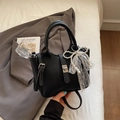 Minimalistische schwarze Beuteltasche mit Litschi-Textur, Schnalle und Perlenanhänger - Schwarz