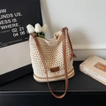 Dettaglio della borsa tote intrecciata color crema con tracolla in pelle marrone e perla ambra - Cachi