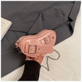Detail der rosa herzförmigen Tasche aus glänzendem PU-Leder mit silbernen Nieten - Rosa