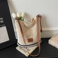 Dettaglio della borsa tote intrecciata con cotone crema e logo in pelle marrone e tracolla - Nero