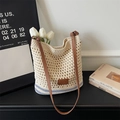 Dettaglio borsa tote in paglia con strisce blu e targhetta in pelle marrone - Blu
