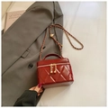 Donkerrode gewatteerde crossbodytas in glanzende afwerking met gouden ketting en handvat - Rood