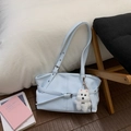 Borsa a mano in ecopelle azzurra con cinturini decorativi e ciondolo a forma di cane bianco - Con Ciondolo / Blu