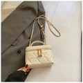 Beige gewatteerde crossbodytas met gouden ketting en handvat in minimalistische stijl - Broken Wit