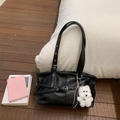 Elegante borsa tote nera opaca con tracolla regolabile e ciondolo a forma di cucciolo - Con Ciondolo / Nero
