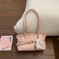 Borsa a spalla in pelle rosa tenue con fibbia decorativa e ciondolo a forma di cane - Con Ciondolo / Rosa