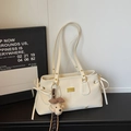 Sac fourre-tout chic en similicuir beige avec rivets dorés et porte-clé ours - Blanc Crème avec Pendentif
