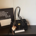 Sac fourre-tout noir en daim avec coutures blanches, détails dorés et breloque ours - Noir Avec Pendentif