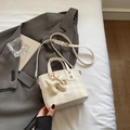 Mini borsa tote beige a quadretti con ciondolo a cane e tracolla regolabile - Con Ciondolo / Bianco Sporco