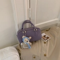 Détail du sac à main Boston violet avec finitions dorées et charm d'ours en tricot mignon - Violet avec Pendentif