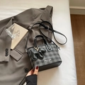 Borsa a secchiello a scacchi grigi e neri con ciondolo a cane e tracolla rimovibile - Con Ciondolo / Nero