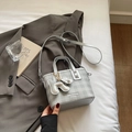 Elegante borsa a secchiello a scacchi argento con ciondolo a cane e tracolla regolabile - Con Ciondolo / Argento