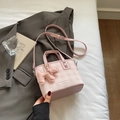 Borsa a secchiello rosa a scacchi con ciondolo a forma di cane e logo MIKAXIQI - Con Ciondolo / Rosa