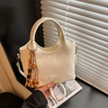 Bolso cubo de cuero PU blanco crema con asa superior y colgante decorativo de madera - Blanco
