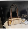 Vintage-Shopper aus beigem Wildleder mit braunem Leder und buntem Perlenanhänger - Cremeweiß mit Anhänger