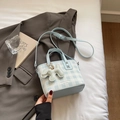 Mini borsa a secchiello a quadretti blu e bianchi con ciondolo a cane e tracolla - Con Ciondolo / Blu