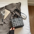 Piccola borsa a secchiello a tracolla a quadretti grigi e neri con cinturino. - Senza Ciondolo / Nero