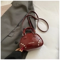 Sac demi-lune bordeaux minimaliste avec rivets argentés et texture en cuir poli élégant - Sans Pendentif / Bordeaux