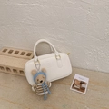 Sac Boston en cuir blanc avec poignées rondes et charmant accessoire d'ours tricoté - Blanc Avec Pendentif