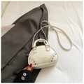 Sac à main beige chic avec rivets et slogan de mode, posé sur un manteau gris - Sans Pendentif / Blanc
