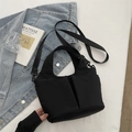 Sac seau minimaliste en toile noire avec deux poches frontales et bandoulière large - Sans Pendentif / Noir