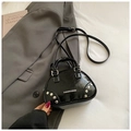 Sac à main noir brillant avec rivets et poignée sur une veste de costume grise - Sans Pendentif / Noir