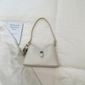 Cremeweiße Schultertasche mit Litschi-Muster, Silberschnalle und Leoparden-Anhänger - Weiß Mit Anhänger