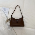 Vintage dunkelbraune Beuteltasche mit Lychee-Muster Kunstleder und dekorativem Plüschball - Kaffee Mit Anhänger