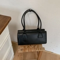 Vista detallada del bolso baguette negro vintage con acabado en cuero liso y dos asas - Negro