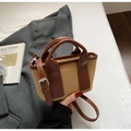 Détail du sac polochon en toile vintage avec finitions en cuir brun et sangle - Kaki