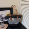 Detalle del bolso tote de paja tejida con rayas blancas y negras y correas marrones - Negro