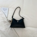 Minimalistische schwarze Beuteltasche aus Leder mit Leopardenmuster-Anhänger - Schwarz Mit Anhänger