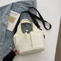 Sac seau blanc minimaliste en nylon avec bandoulière noire et poche latérale pratique - Sans Pendentif / Blanc Cassé