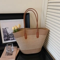 Primer plano del tejido de rayas caqui y beige de un gran bolso de paja tipo tote - Blanco & Caqui