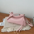 Detailansicht der hellrosa Ledertasche mit goldener Metallschnalle und Fransen-Applikation - Rosa