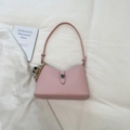 Minimalistische hellrosa Eimer-Tasche mit Litschimuster und Leoparden-Pompon - Rosa Mit Anhänger