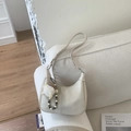 Dettaglio borsa hobo in pelle crema con ciondolo a forma di pecora e catena di perline - Con Ciondolo / Bianco