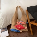 Detalle del bolso tote de punto caqui con colgantes de peces coloridos en relieve 3D - Caqui