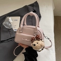 Detail der hellrosa Mini-Bowlingtasche mit Schleifentasche und süßem Plüschbär-Anhänger - Mit Anhänger / Rosa