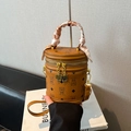 Borsa a secchiello cilindrica in pelle marrone con motivi a orso e foulard di seta decorativo - Marrone