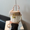 Secchiello beige con stampa orso, manico con foulard e tracolla lunga in pelle - Bianco