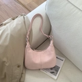 Sac sous le bras croissant rose clair en cuir mat avec une bandoulière réglable - Sans pendentif / Rose