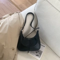 Sac hobo noir mat à la mode sur un canapé avec des magazines et un trench-coat élégant - Sans pendentif / Noir