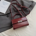 Vielseitige weinrote Kunstledertasche mit silbernem Drehverschluss und Tragegriff - Rot (Ohne Anhänger)