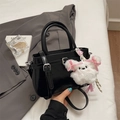 Borsa a tracolla vintage nera lucida da donna con un grazioso ciondolo a forma di orso - Nero con ciondolo
