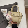 Borsa a tracolla chic color crema con fibbia vintage e grazioso ciondolo a forma di coniglio - Giallo con Ciondolo
