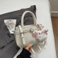 Borsa a tracolla chic color crema in ecopelle con fibbia e ciondolo a forma di coniglio - Beige Con Ciondolo