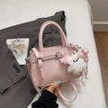Borsa a tracolla vintage rosa chiaro con ciondolo a coniglio bianco e fibbie argento - Rosa con ciondolo